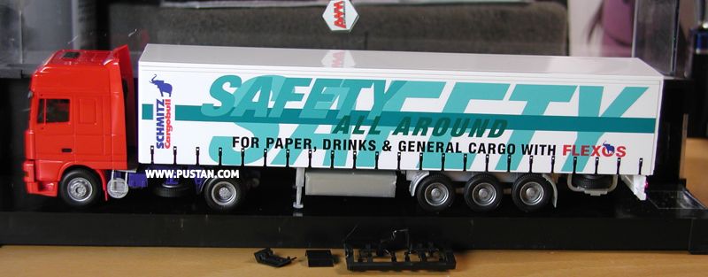 Schmitz Cargobull SAFETY ALL AROUND For Paper, Drinks & General Cargo with FLEXOS www.cargobull.com Limited Edition Modell Nr. 42 1500/0118 Schmitz