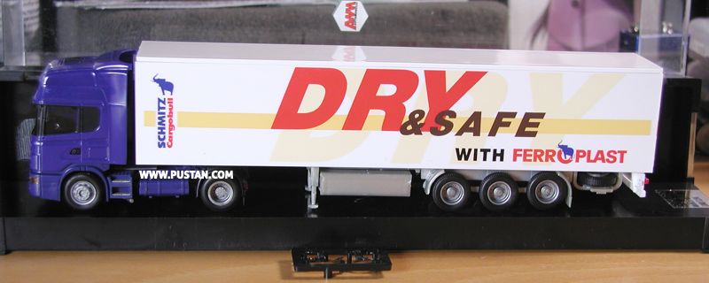 Schmitz Cargobull DRY & SAFE with FERROPLAST www.cargobull.com 144L 460 Limited Edition Modell Nr. 40 3100/1156 SCHMITZ