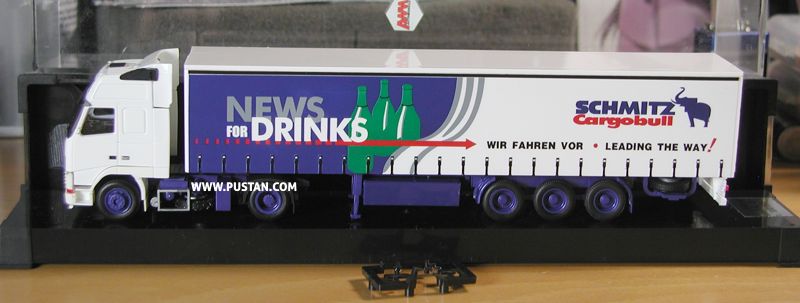 FH12 520 Schmitz Cargobull NEWS for DRINKS PAPER Wir fahren vor Leading the way! 130 Punkte für optimale Ladungssicherung Limited Edition Modell Nr. 35 r. 3100/2570 Schmitz