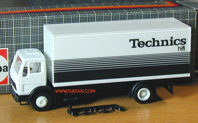 DB-Zugmaschine Koffer-Lkw neue Bedruckung Technics neue Farbe: weiss 806390c Technics