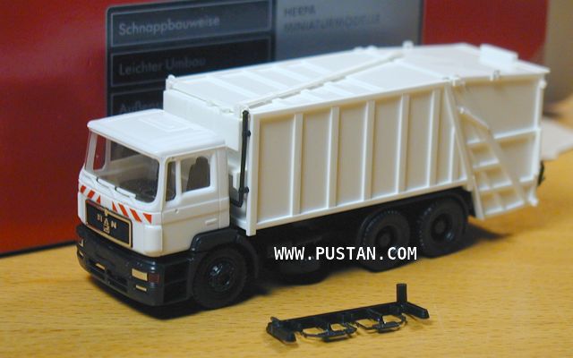 F 2000, Müllwagen 3a weiss 142885