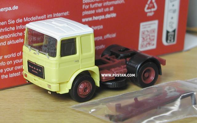 Roman Diesel Zgm 2-achs Zugmaschine, gelb, Dach weiß ochsenblutrot Roman