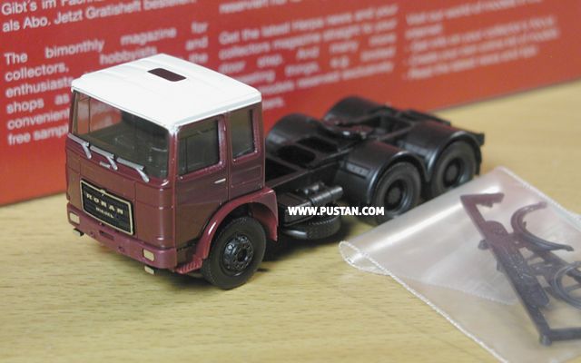 Roman Diesel Zgm 3-achs Zugmaschine, weinrot, Dach weiß Roman