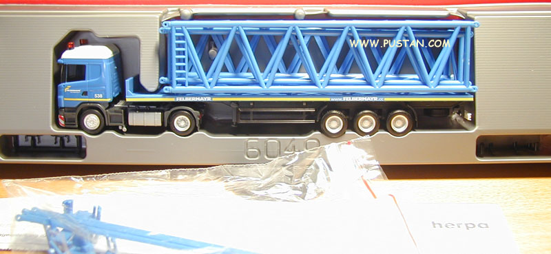 Felbermayr 538 beladen mit Gittermastteilen für Liebherr Raupenkran LR 1600/2 Wels Austria Felbermayr