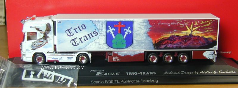 Trio Trans Logistik GmbH www.trio-trans.de Friedberg-Derching POWER EAGLE in Bayern 1720 FRC Anno 2016 ALB-Lackierung Airbrush Design by Atelier G. Suchalla HS Schoch LKW Zubehör Tuning Autohof Berg A9 Exit 31 ALNUFA Ihr Scania Partner in Augsburg R'09 TL Kühlkoffer-Sattelzug V8 Trio Trans