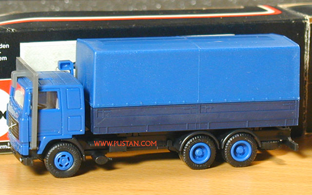Volvo F12 3a Enzianblau Spiegel fest alte Felgen Solo Pritscheplane Volvo