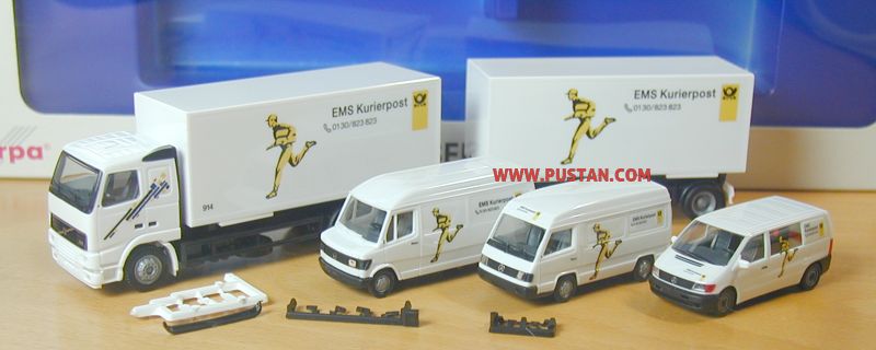 EMS Kurierpost im Jahr '97 Post Museums Shop Set 93-08/98 Die schnelle Truppe der Deutschen Post AG war seit 1. Juli 1991 die EMS Kurierpost GmbH mit Sitz in Bonn. Entsprechend der Devise Maßgeschneiderte Lösungen für jedes Transportproblem im Kurier- und Expressmarkt war auch der Fahrzeugpark der EMS mit über 220 Fahrzeugen aufgebaut: Für jeden Auftrag das passende Fahrzeug! Kögel 914 909 EMS Kurierpost